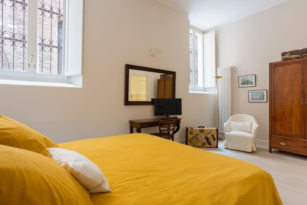 Palazzo Sabbioni Appartamento Lusso Due Camere Soggiorno Cucina แฟร์รารา ภายนอก รูปภาพ
