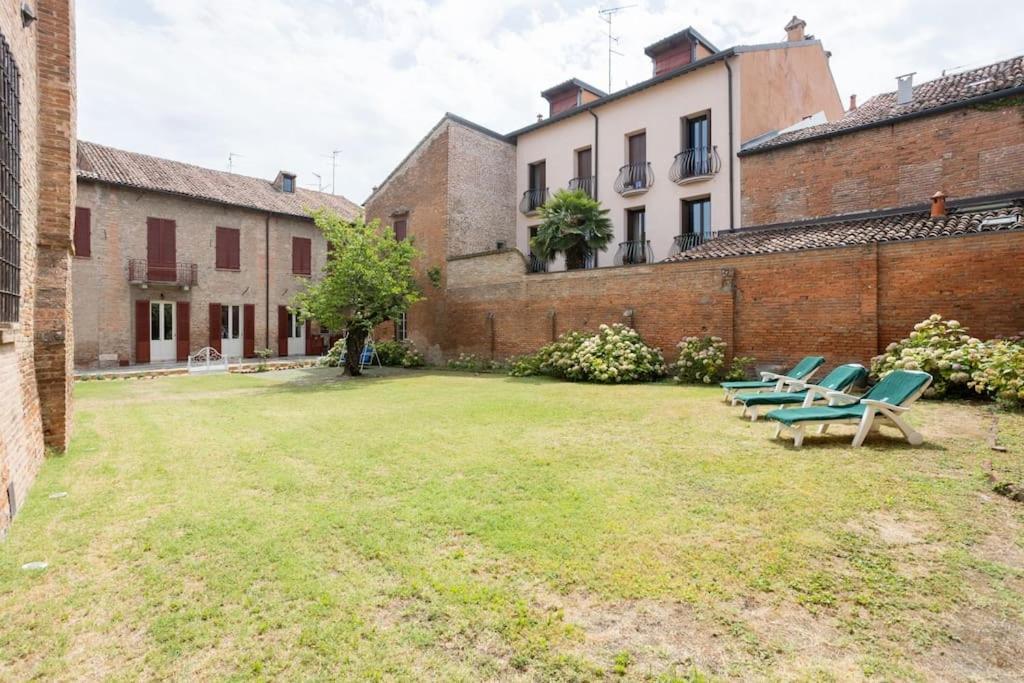 Palazzo Sabbioni Appartamento Lusso Due Camere Soggiorno Cucina แฟร์รารา ภายนอก รูปภาพ